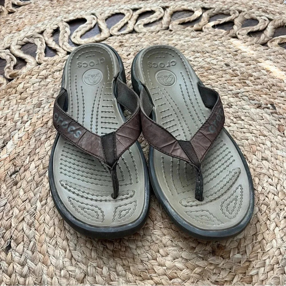 Crocs Women's Size 9 Brown Tan Thong Flip Flop Sandals - Picture 2 of 5